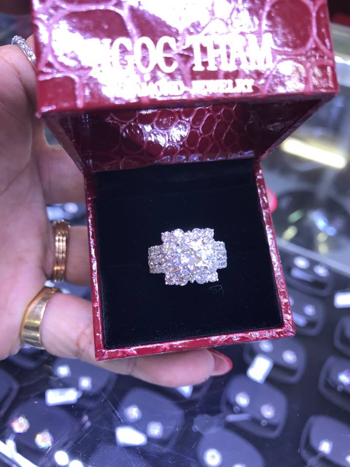 Vỏ nhẫn Nữ vàng 750, full kim cương thiên nhiên, hột chủ 7,2li