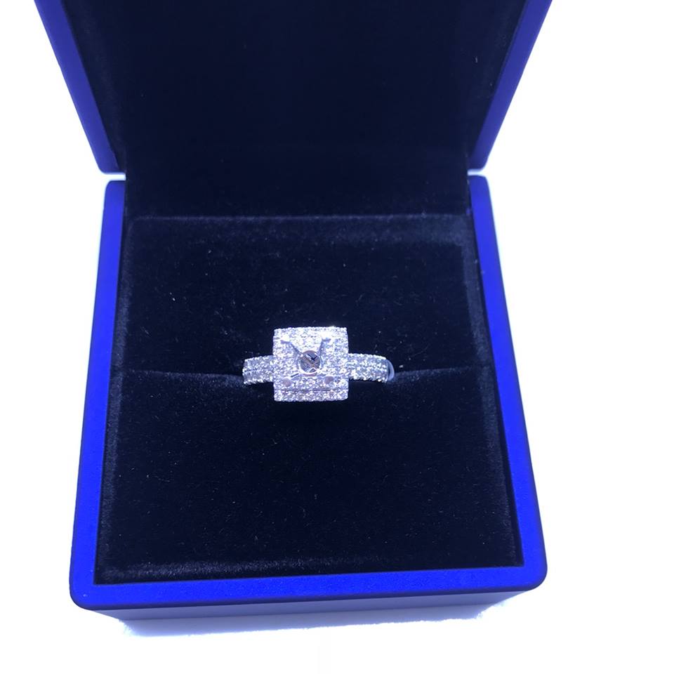 Vỏ nhẫn nữ Full kim cương thiên nhiên vàng 750, hột chủ nhận 50  54 li   Mã sp: Ms7n800297