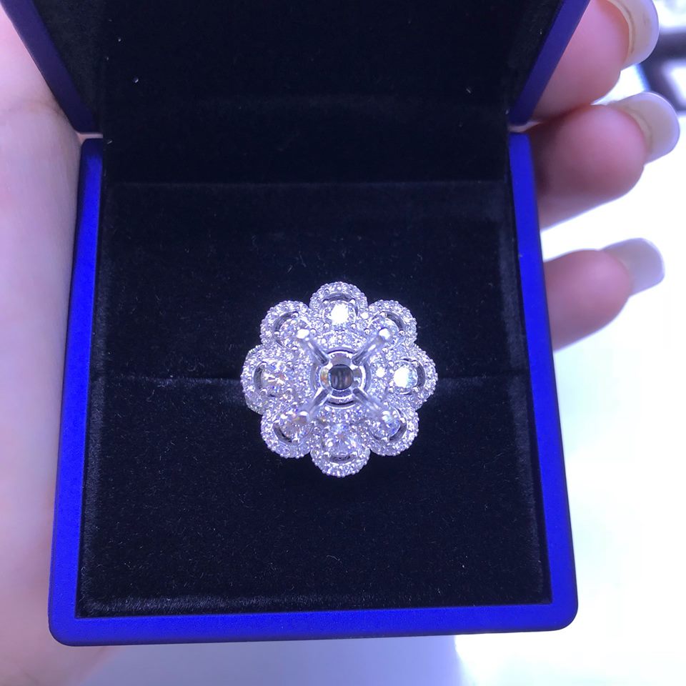 Vỏ nhẫn nữ Full kim cương thiên nhiên vàng 750, hột chủ nhận từ 7.2 8.1 li  Mã sp  Ms 7n800223